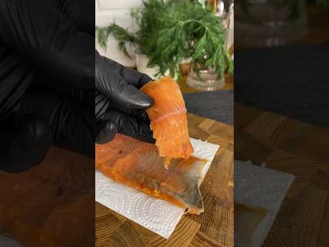 Видео: ОБЫЧНАЯ горбуша, становится невероятно вкусной если солить ее по этому рецепту!