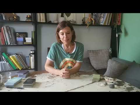 Видео: 🔥 Понимает ли он меня? Гадание таро онлайн