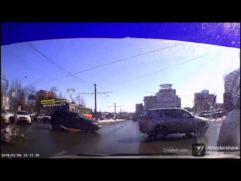 Видео: В Барнауле трамвай поехал без водителя