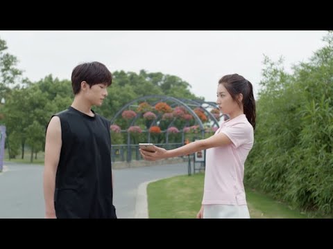 Видео: Богатая девушка хотела спровоцировать их отношения, но генеральный директор тут же сказал ей «убират