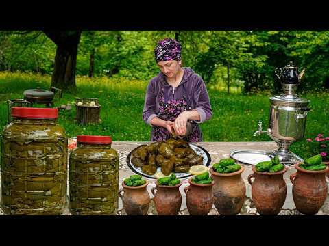 Видео: Сбор виноградных листьев в деревне и заготовка их на зиму! - Рецепт Aзербайджанской долмы