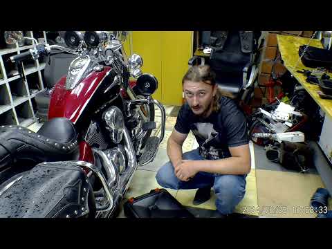Видео: Замена масла Kawasaki VN900 Vulcan