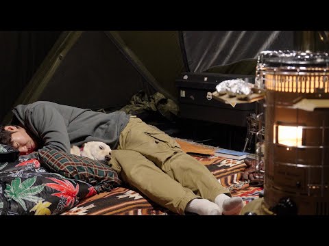 Видео: Теплые объятия зимы: уютный кемпинг с моей собакой