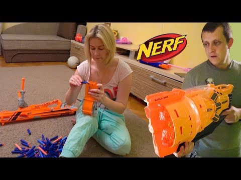 Видео: НЕРФ ЩЕНОК. КАК УГОВОРИТЬ ОКСАНУ НА ПОКУПКУ ЩЕНКА. НЕРФ БИТВА. БРОС ШОУ 8+