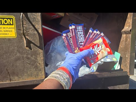 Видео: Сотрудники оставили мне кучу закусок и конфет #dumpsterdiving