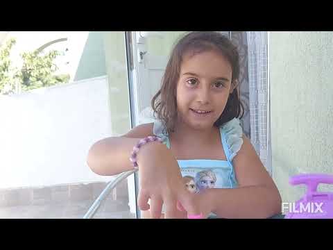 Видео: 19 август 2022 г. Рокси показва играчки от морето.