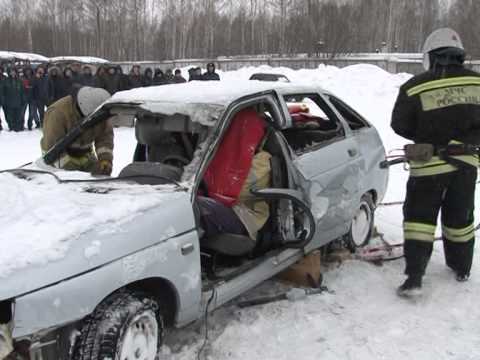 Видео: С навыками спасательных работ при ликвидации последствий ДТП ознакомились сегодня пожарные.