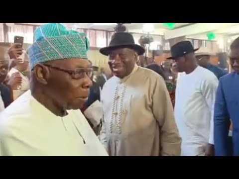 Видео: Как Гудлак Джонатан приветствовал Обасанджо, Ошиомоле, Гбенгу Дэниелса и других, заставив людей г...