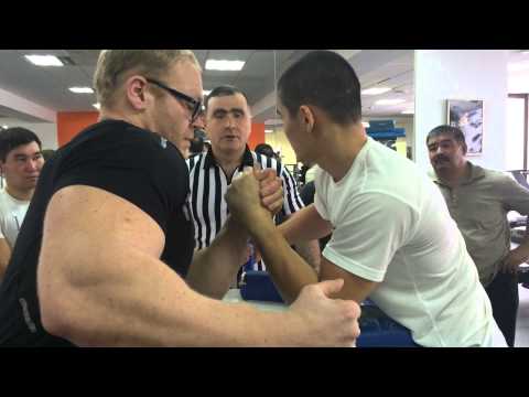 Видео: Казахский Армлестлер 80-го уровня) 120 кг против 70 кг Алижан Муратов