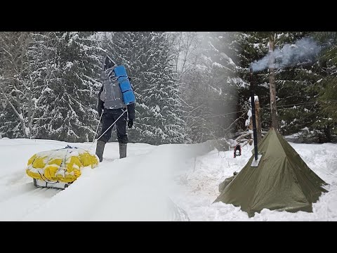 Видео: Кемпинг в снежную пургу в густом ельнике. Ночевка в зимней палатке с печью. Приготовление мяса!