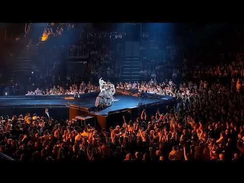 Видео: Полина Гагарина с шоу "Навсегда" в Минск-Арене, 12.04.2025