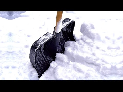 Видео: ДЕРЕВНЯ В СНЕГУ | УБОРКА СНЕГА ЛОПАТОЙ ИЗ ПОЛИПРОПИЛЕНА