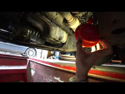 Видео: ТО мазда mazda 3 bk (2006-2009) часть 1/4 - замена масла и масляного фильтра