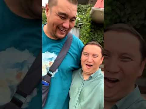 Видео: Зараза әдемі қатын режиссор қайдасыңдар құтқарыңдар мына дәу адамнан 😂 Қайрат Әділгерей дубляж