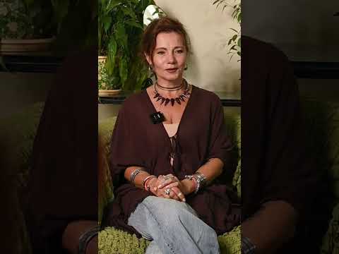 Видео: Мужчина не уделяет внимание семье, а только требует его. Причины и решение.