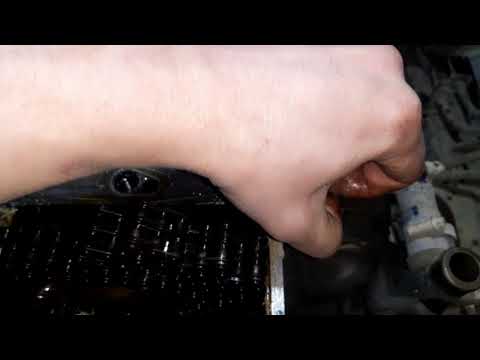 Видео: УАЗ Патриот 2017 г. Снимаем головку блока, вынимаем клапана.