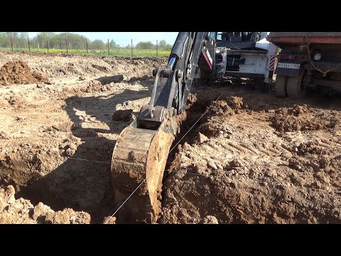 Видео: Копаем траншею под фундамент