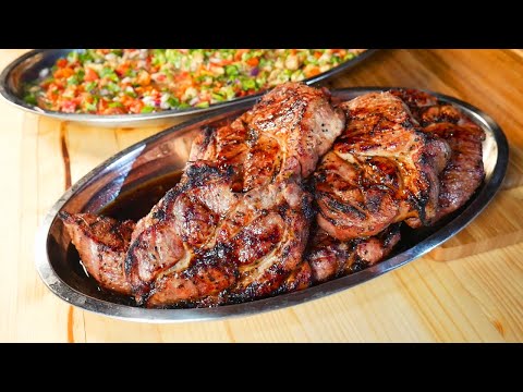 Видео: Стейки из свинины на мангале. Рецепт сочного мяса на углях и салат из овощей гриль.
