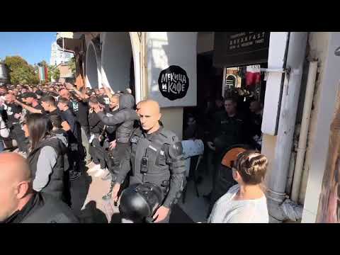 Видео: “Черно-бяло” шествие оглуши центъра на Пловдив