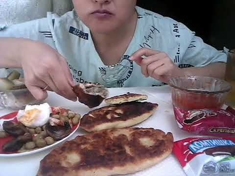 Видео: МУКБАНГ чебуреки, салат, десерт