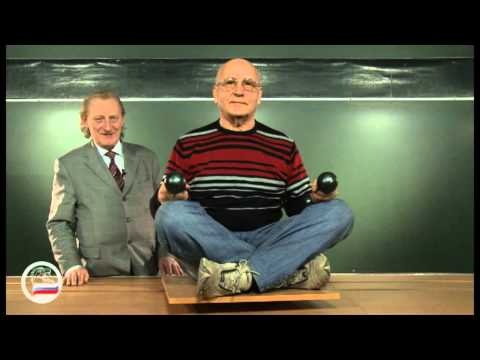 Видео: Человек с гантелями на скамье Жуковского