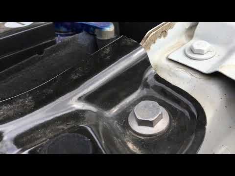 Видео: Замена (левой) лампочки ближнего света фар. Skoda rapid 1.6 (2018).