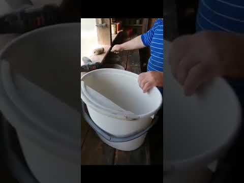 Видео: Изготовление ведра для сбора ягод граблями