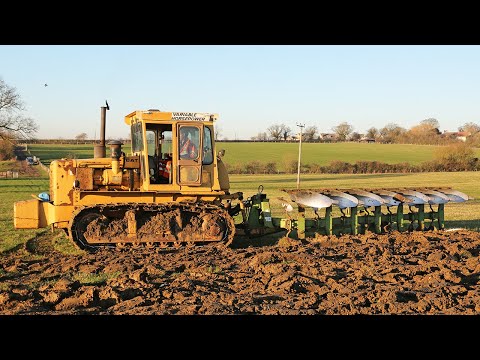Видео: Вспашка травяного поля гусеничным трактором Caterpillar D6D SA VHP 1985 года и 7-футовым тракторо...