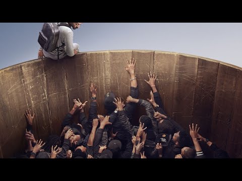 Видео: Осознавая, что эта «группа» была создана, чтобы не дать всем подняться... крабов в ведре 🪣 😳 😐