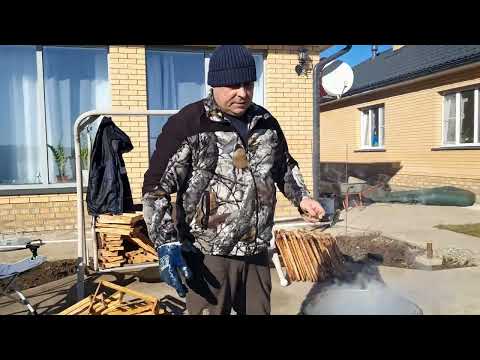 Видео: Очистка рамок на пасеке.  Быстро и чисто . Каустическая сода.