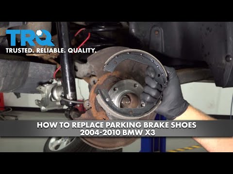 Видео: Как заменить колодки стояночного тормоза на BMW X3 2004-2010 годов