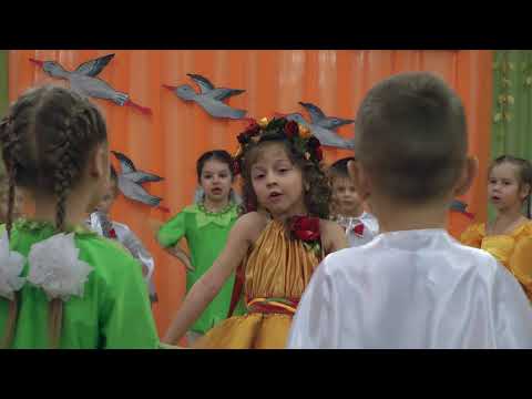 Видео: Хоровод игра с Осенью в старшей группе на осеннем утреннике 2017 Муз рук Максюта Г В