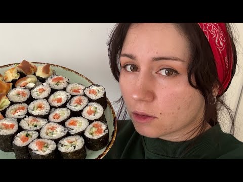 Видео: ЧЕСНОКОВА ГОТОВИТ ДОМАШНИЕ РОЛЛЫ С КРАСНОЙ РЫБОЙ И ОГУРЧИКОМ. РЕЦЕПТ ПРАВИЛЬНОГО РИСА #роллы