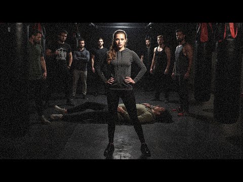 Видео: Хрупкая девушка против хулигана — итог шокировал всех