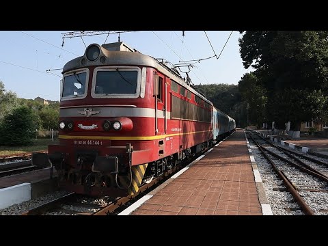 Видео: Бързият влак 4641 Русе-Стара Загора, уловен на гара Велико Търново с лачената машина 44 144...