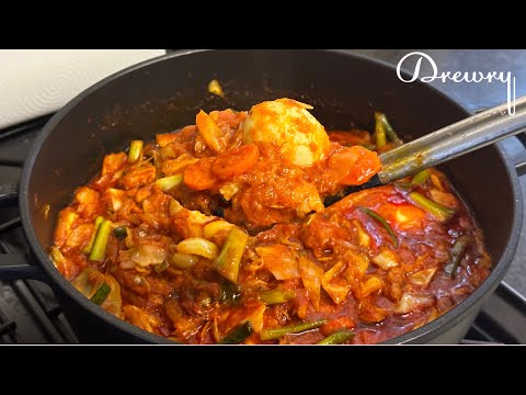 Видео: Вкусный рецепт тушеной капусты и копченой скумбрии по-гански