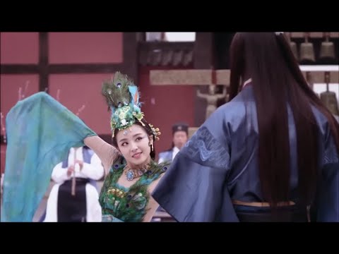 Видео: Золушка танцевала на публике, что было так красиво и мгновенно покорило сердце императора.