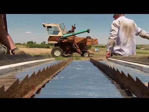 Видео: Установка отремонтированного грохота на комбайн