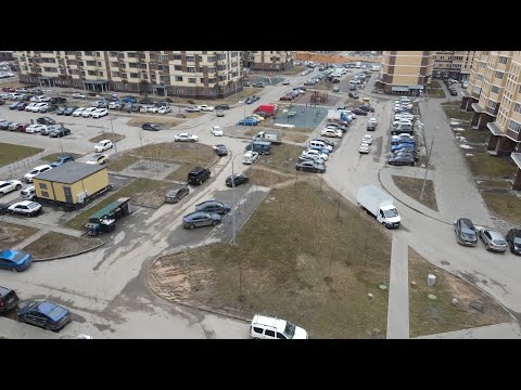 Видео: Мешают проезду. В микрорайоне «Новое Пушкино» решается проблема с парковочными местами