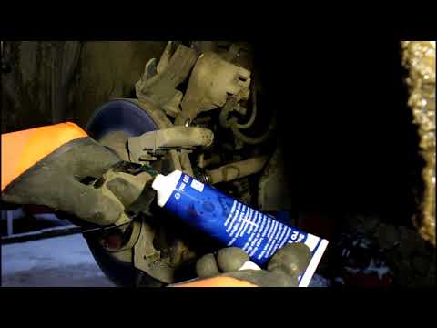 Видео: Замена передних тормозных колодок на Mitsubishi ASX Мицубиси АСХ 1,8 2013 года