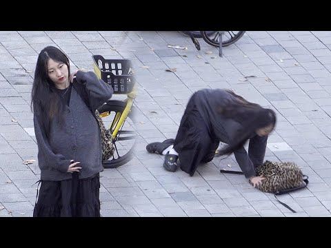 Видео: Удивительная реакция горожан, когда они видят беременную женщину в опасности