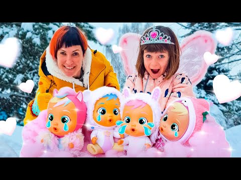 Видео: Пупсы Край Бебис плачут волшебными слезками! Маша Капуки и Бьянка открывают игрушки - Игры для детей