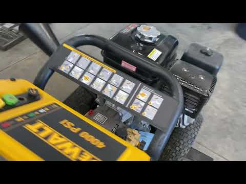 Видео: Замена масла в мойке высокого давления Dewalt (с двигателем Honda)