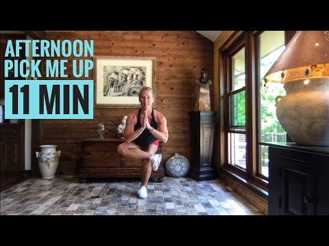 Видео: 11-минутный заряд энергии || Послеобеденная тонизирующая растяжка