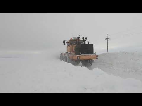 Видео: Трактор Кировец. Пробиваем дороги после метели.