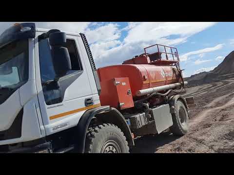 Видео: $173 - Работа на топливозаправщике. Заправка техники в карьере.