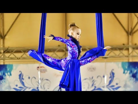 Видео: Воздушные полотна. Аerial silks Анфиса Курабцева