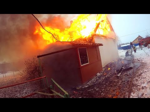 Видео: Пожар | Дом за городом на 2 семьи | Сильный ветер