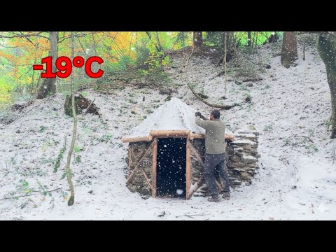Видео: Строительство теплого и уютного деревянного домика для выживания — 99 дней выживания в дикой природе