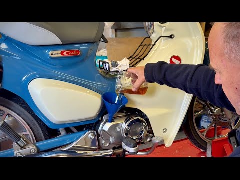 Видео: Первое обслуживание Honda Supercub C125.
